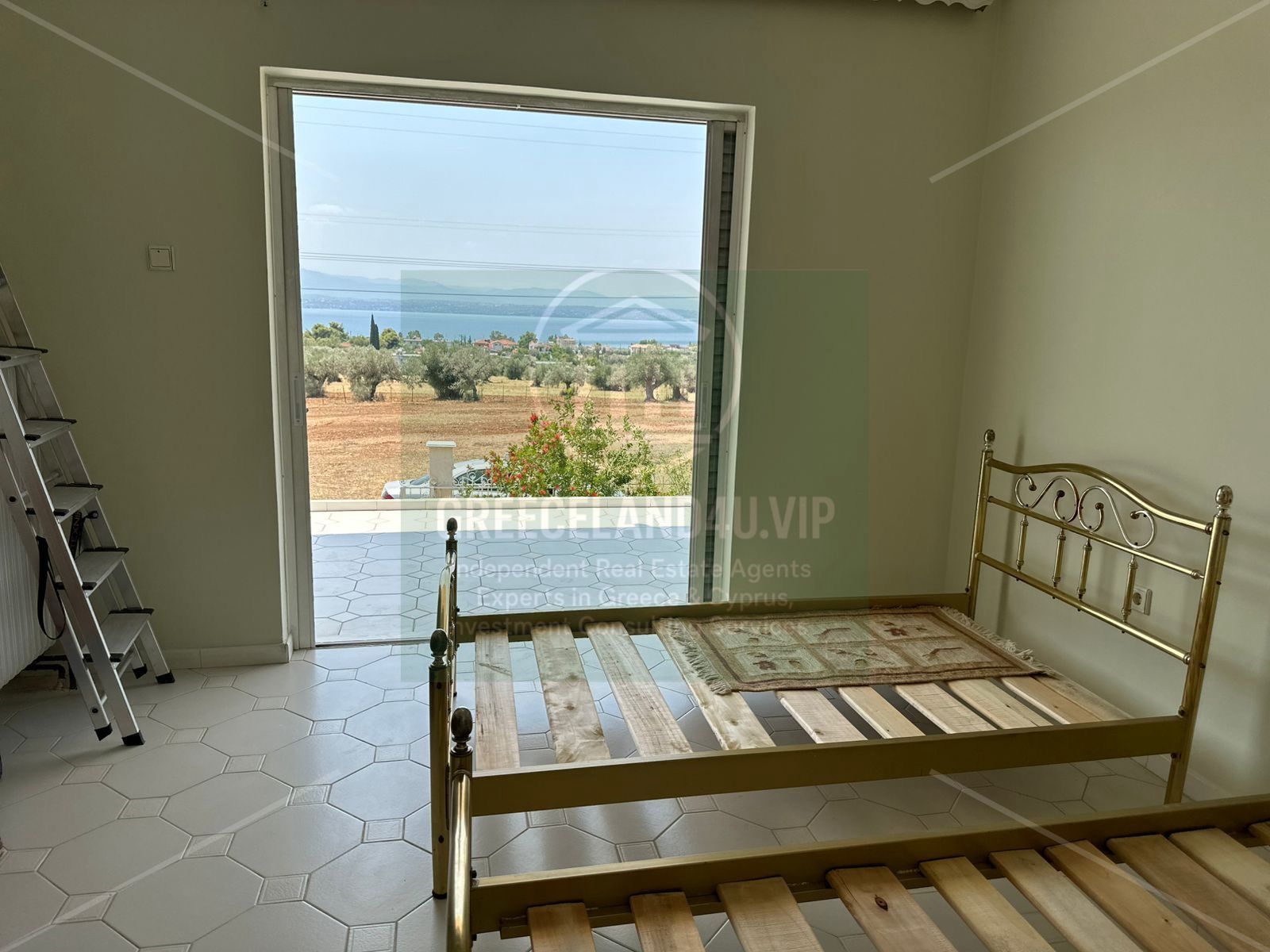 Detached house (65 m²) on a 300 m² plot with **beautiful sea views**!