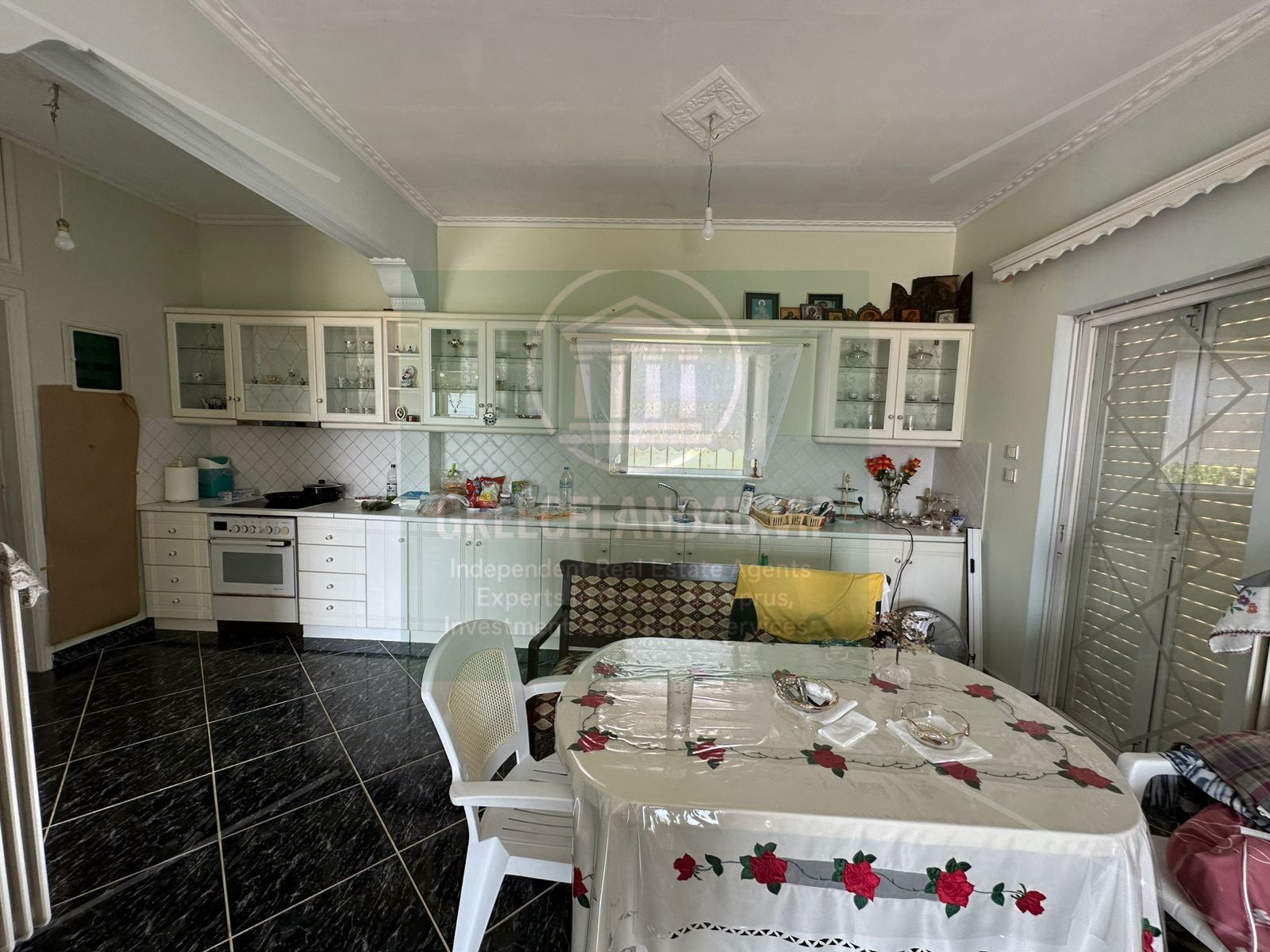 Detached house (65 m²) on a 300 m² plot with **beautiful sea views**!