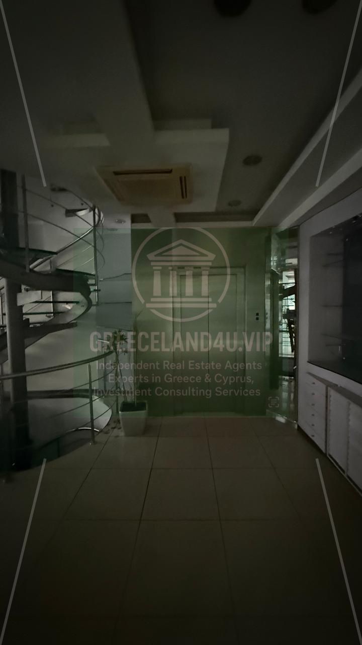 🏙️ **Location:** Syntagma Triangle (Syntagma – Monastiraki)