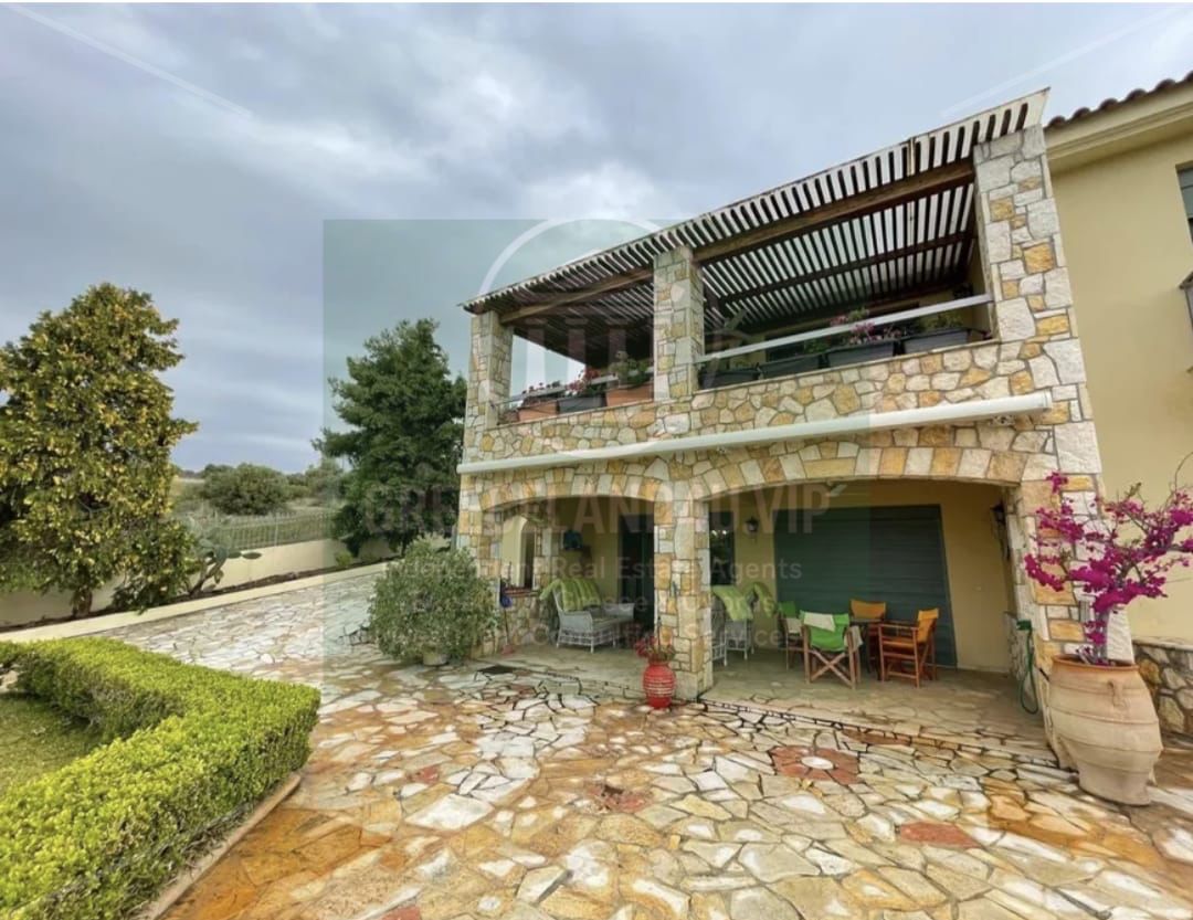 📐 **House:** 200m² | **Plot:** 1,500m²