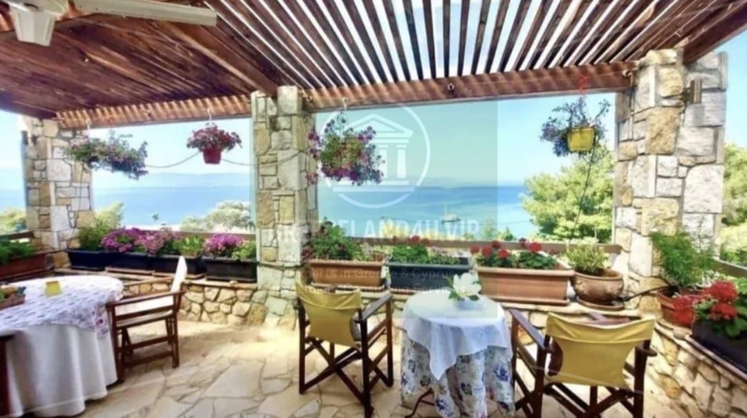 📐 **House:** 200m² | **Plot:** 1,500m²