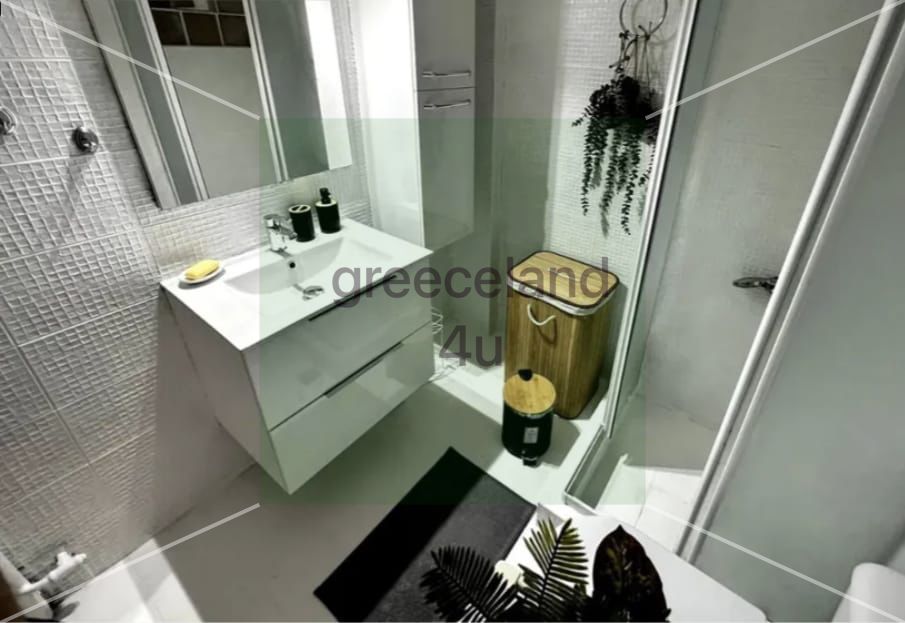 A bright and airy apartment located in the touristic area of Neos Kosmos.