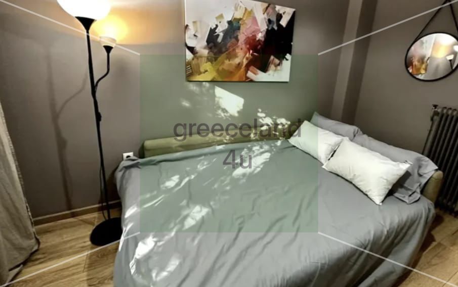 A bright and airy apartment located in the touristic area of Neos Kosmos.