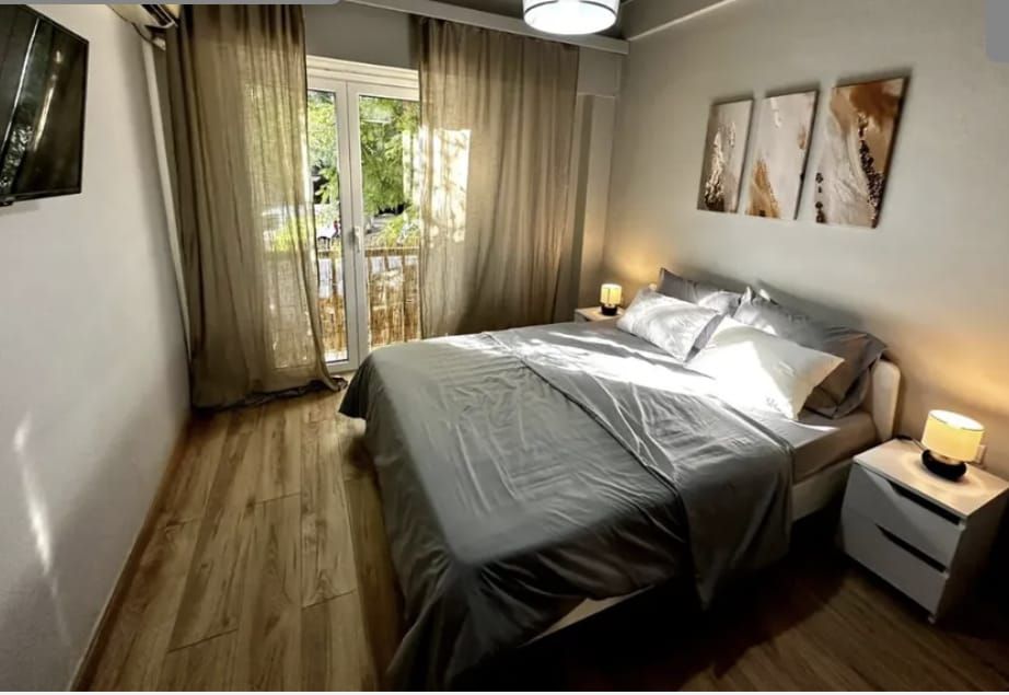 A bright and airy apartment located in the touristic area of Neos Kosmos.