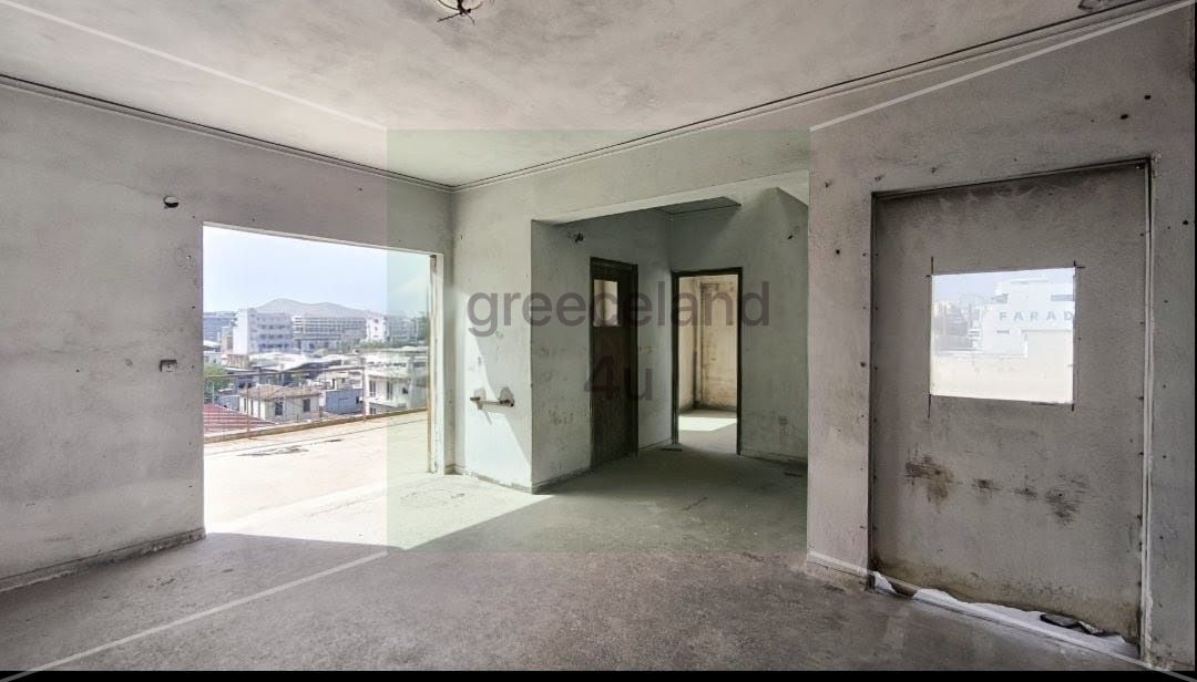 Excellent location near the port, ideal for conversion into residential units.