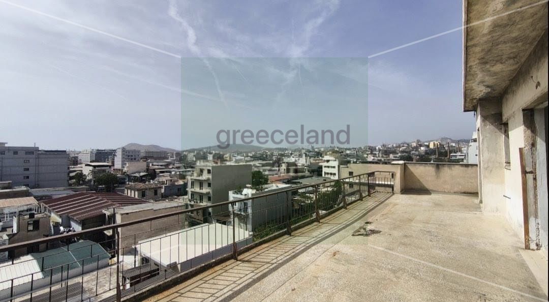 Excellent location near the port, ideal for conversion into residential units.