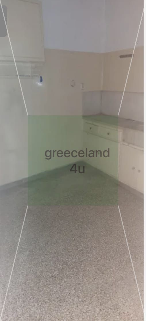 Just a 2-minute walk to Victoria metro station.