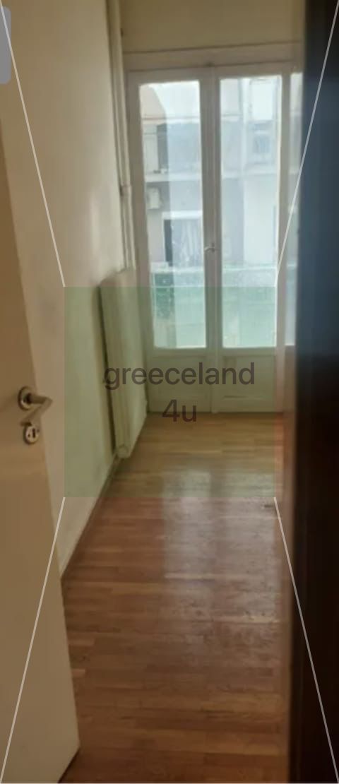 Just a 2-minute walk to Victoria metro station.