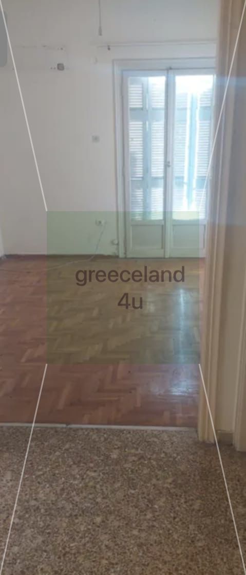 Just a 2-minute walk to Victoria metro station.