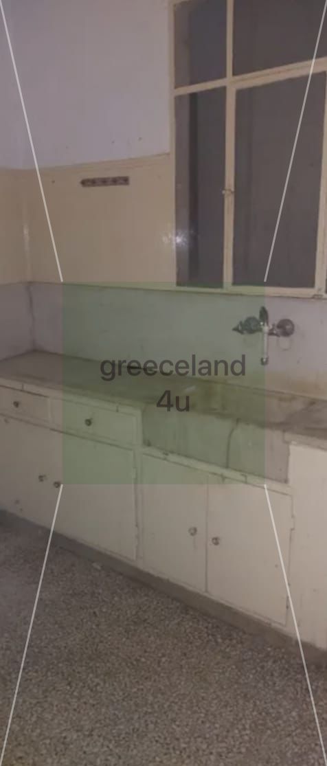 Just a 2-minute walk to Victoria metro station.