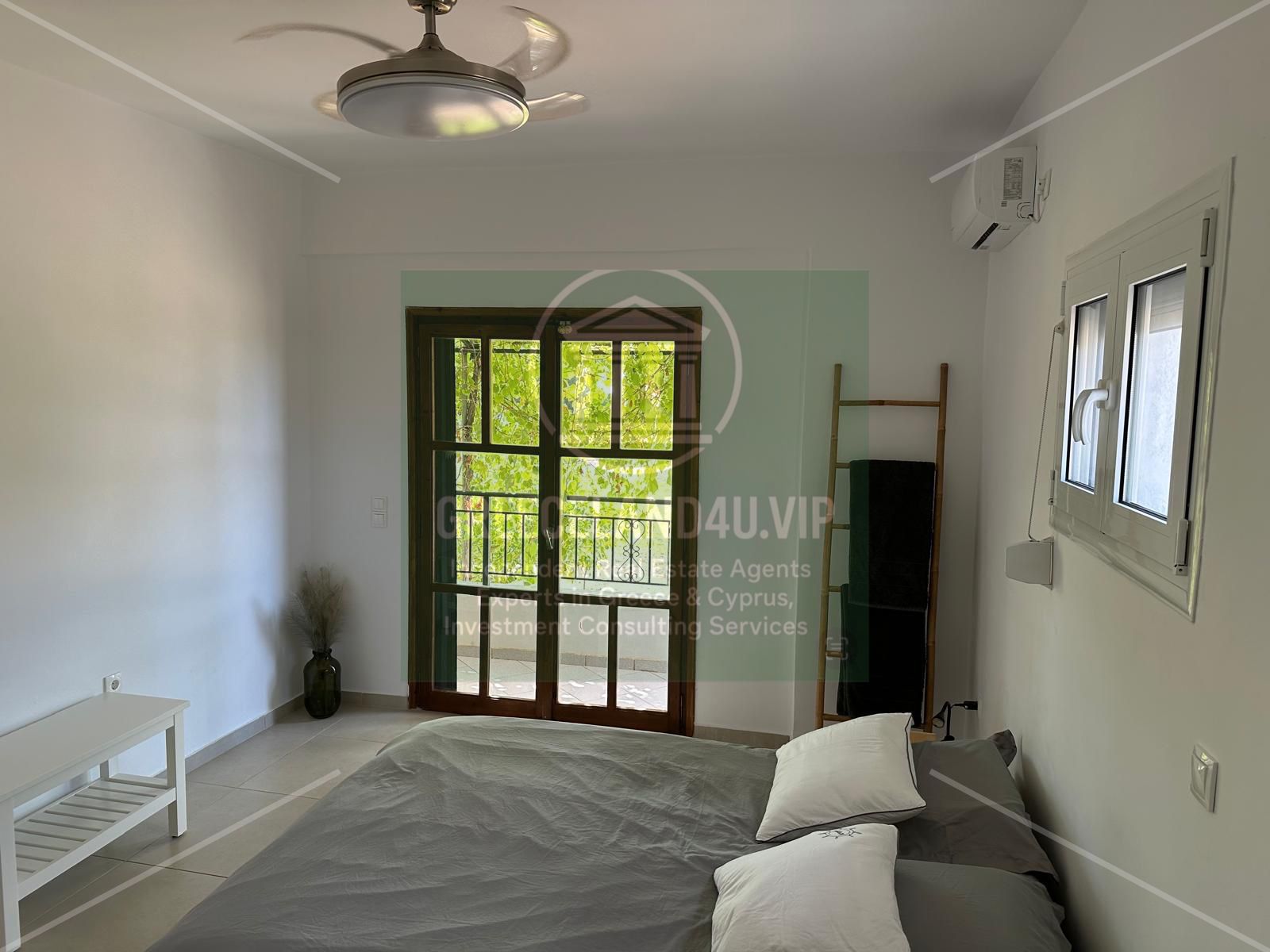 Location: Stunning Evia, absolute First Line to the sea.