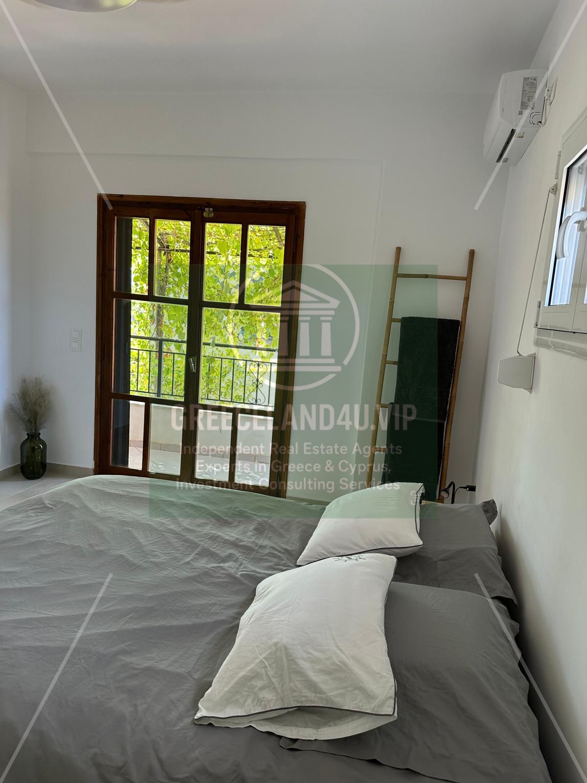 Location: Stunning Evia, absolute First Line to the sea.