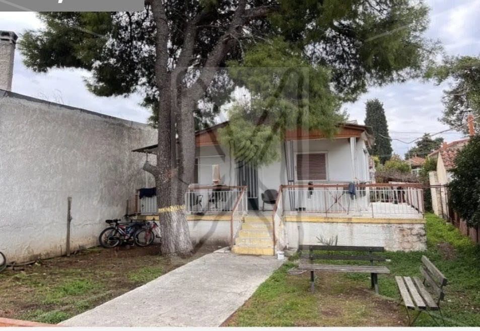 📍 Oropos – 5 min walk to the beach