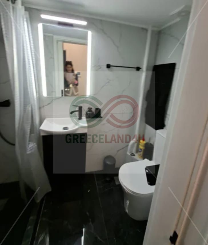 A bright studio apartment in a convenient location, perfect for long or short-term rental.