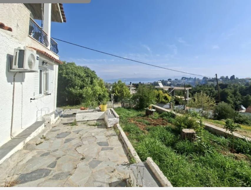 85 m² of living space on a 350 m² plot, just 700 meters from the beach.