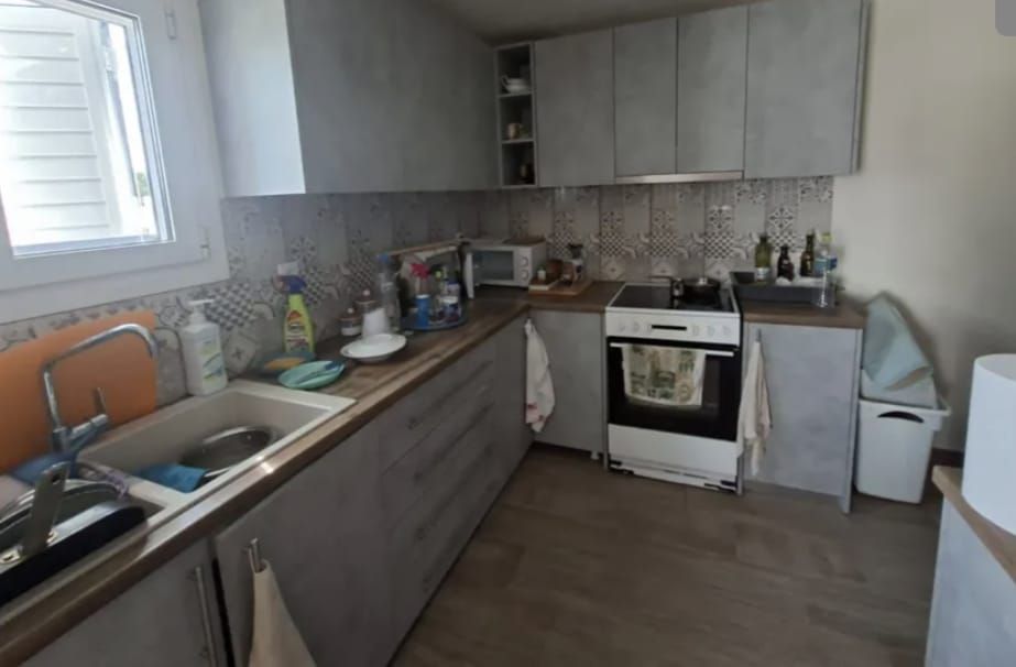 85 m² of living space on a 350 m² plot, just 700 meters from the beach.
