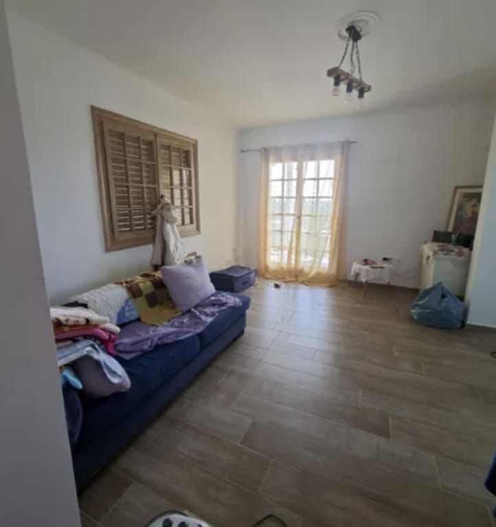 85 m² of living space on a 350 m² plot, just 700 meters from the beach.