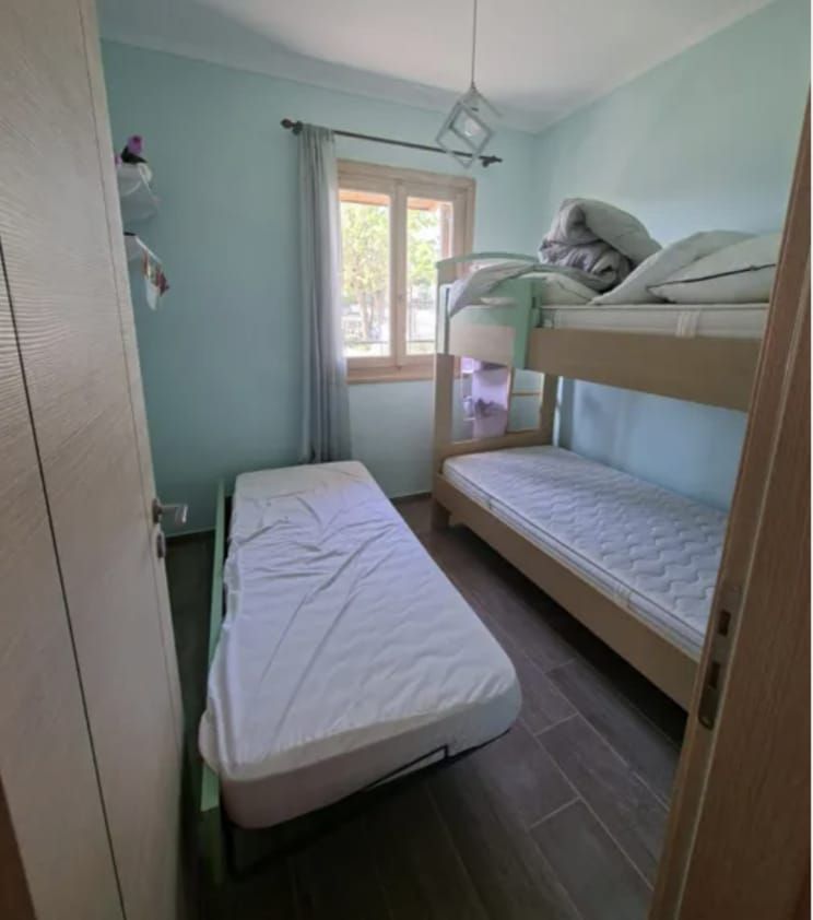 85 m² of living space on a 350 m² plot, just 700 meters from the beach.