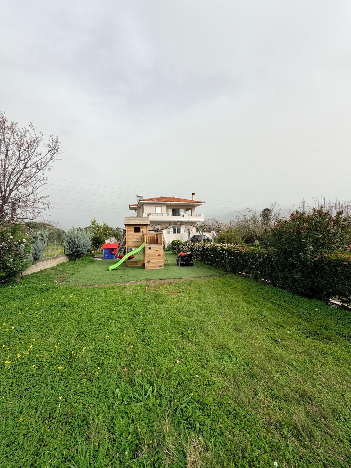 Built area: 180 sqm (3 floors,