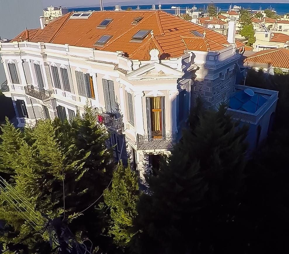 Accommodation: 12 luxury guest units including double rooms, suites and attic apartments
