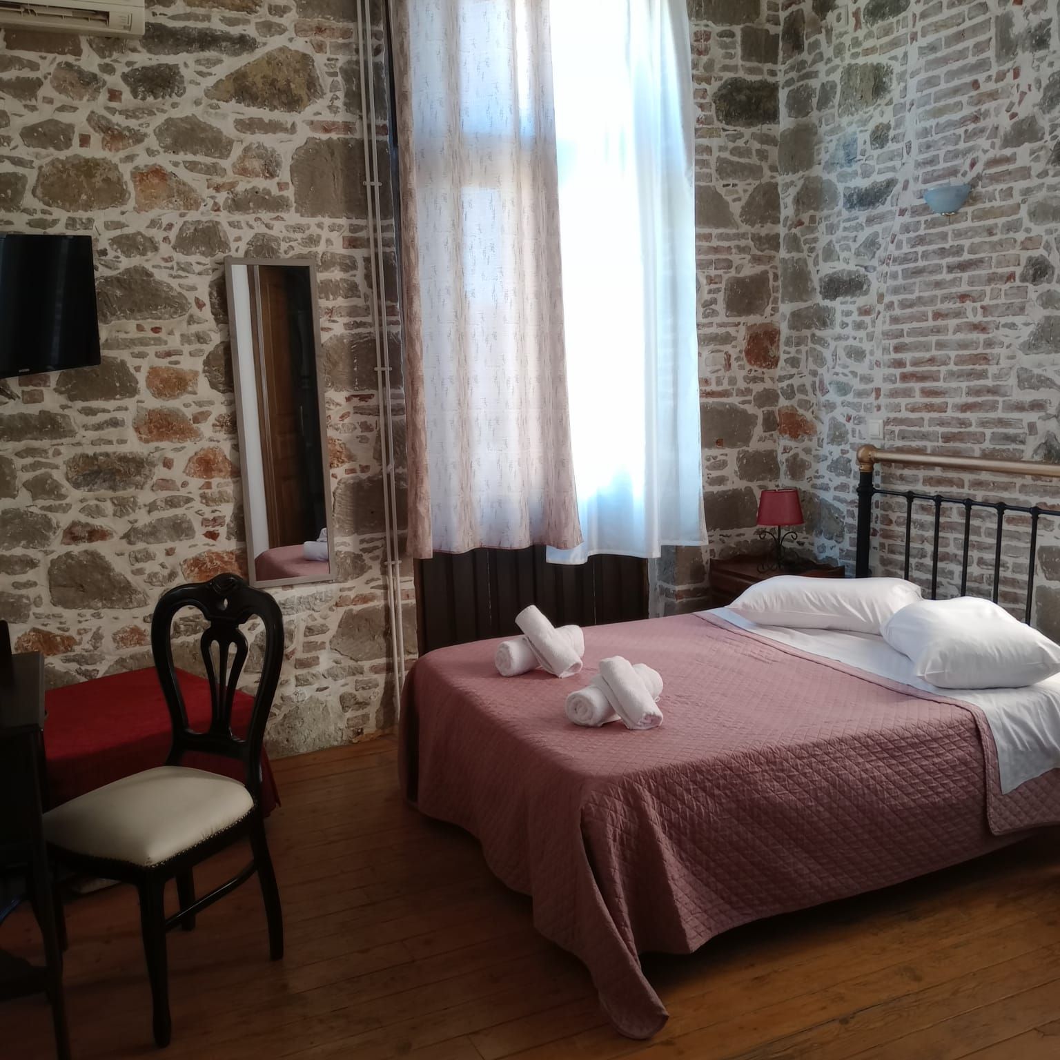Accommodation: 12 luxury guest units including double rooms, suites and attic apartments