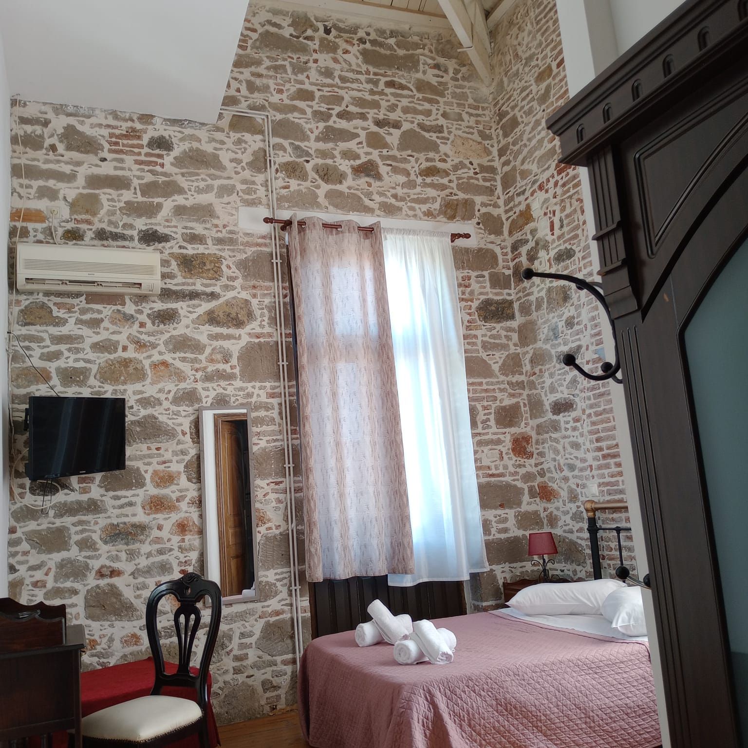 Accommodation: 12 luxury guest units including double rooms, suites and attic apartments