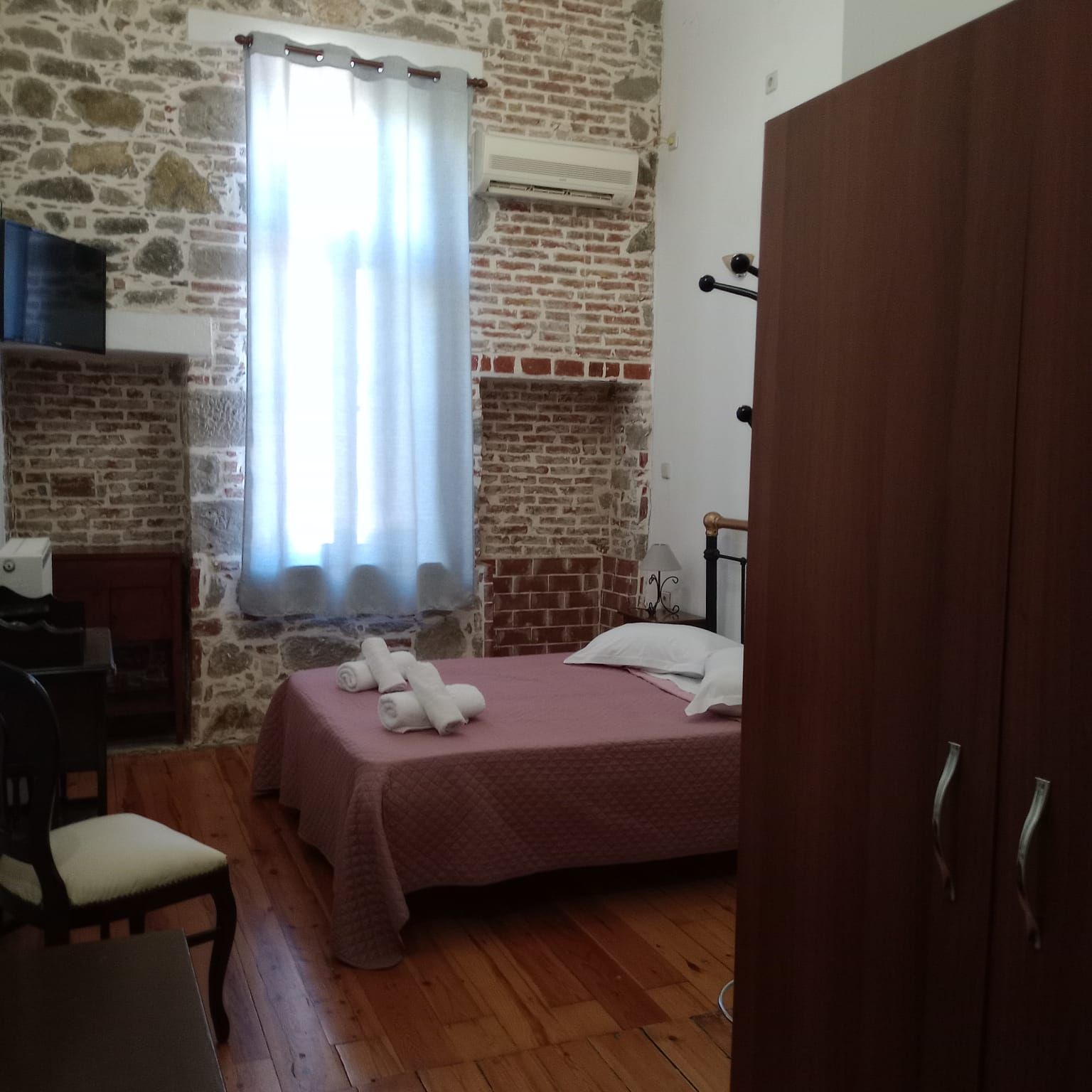 Accommodation: 12 luxury guest units including double rooms, suites and attic apartments