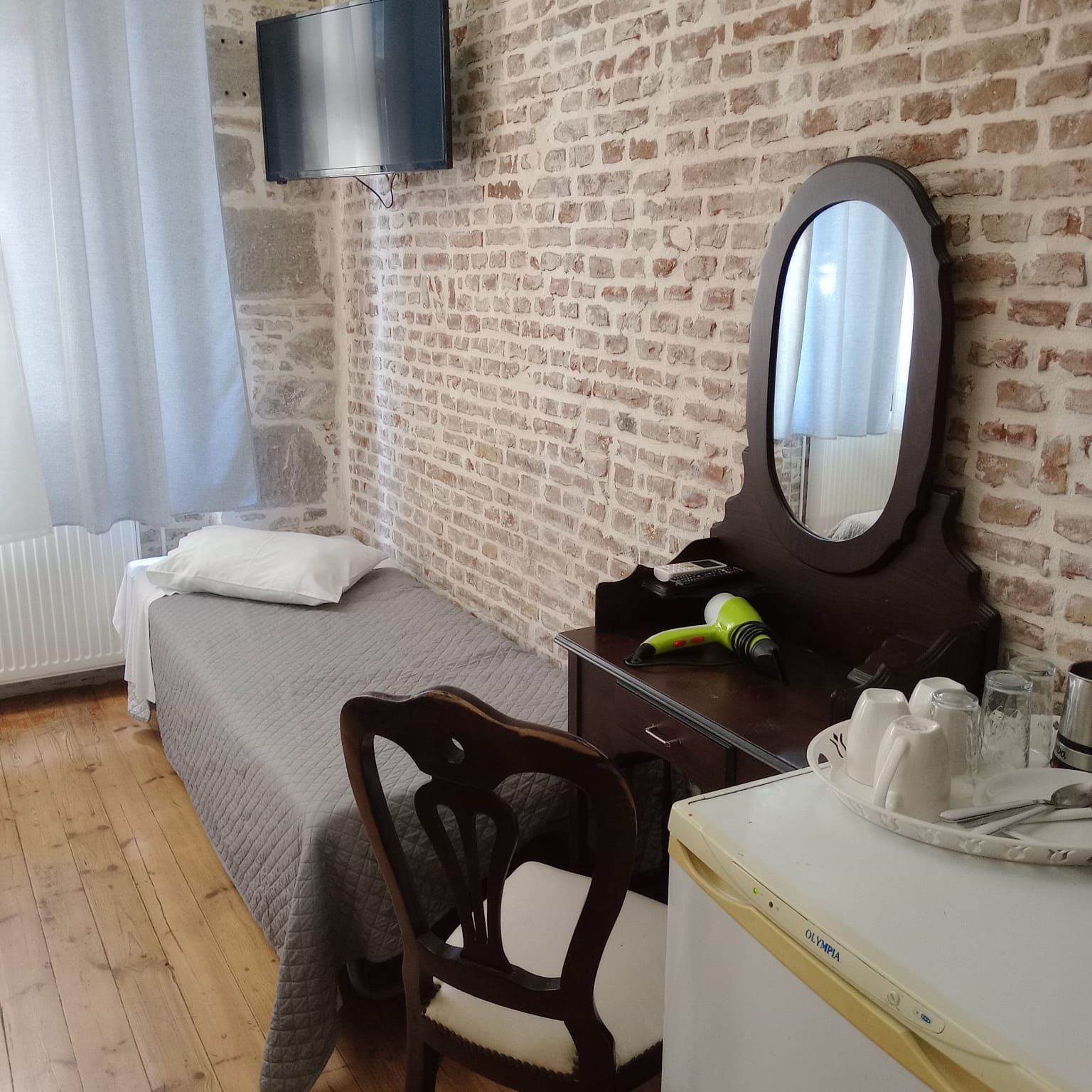 Accommodation: 12 luxury guest units including double rooms, suites and attic apartments