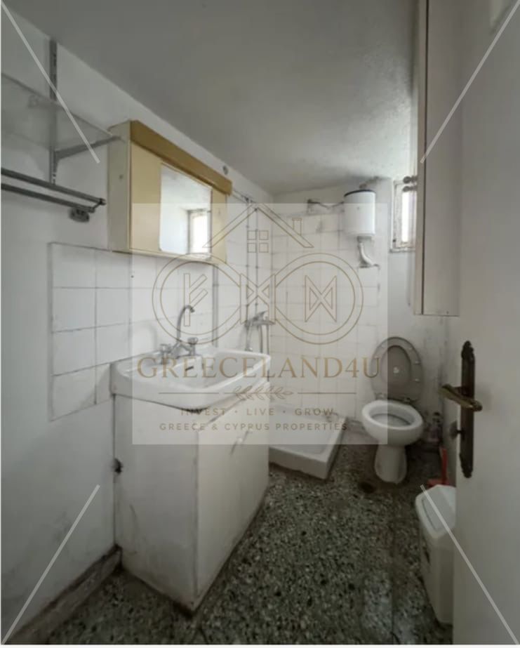 tapproximately 60 m²