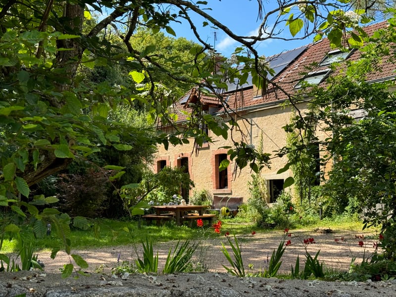 UNE MAISON CHALEUREUSE, PLEINE DE MOTS, DE MUSIQUES ET D'IMAGES