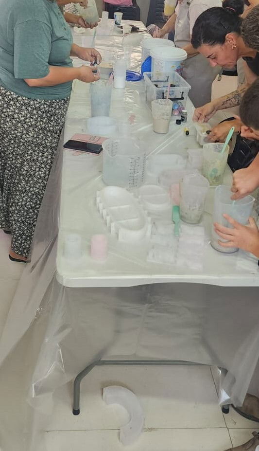 סדנת יציקת כלי נוי מבטון צבעוני