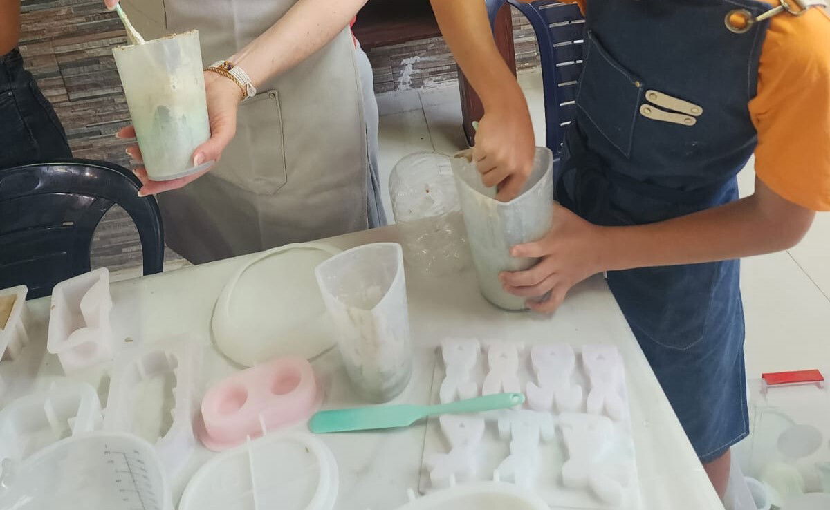 סדנת יציקת כלי נוי מבטון צבעוני