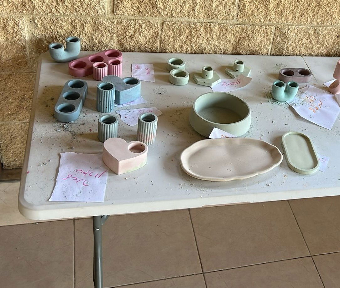סדנת יציקת כלי נוי מבטון צבעוני