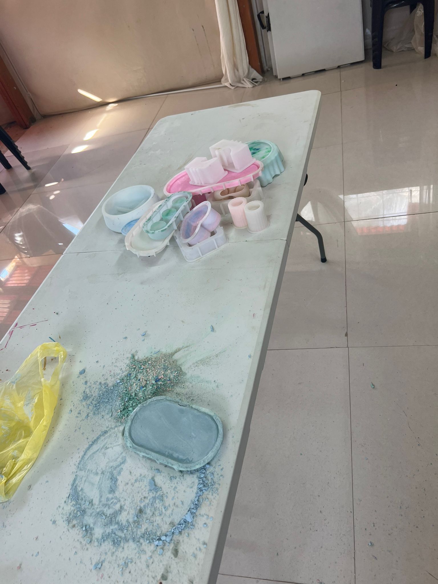 סדנת יציקת כלי נוי מבטון צבעוני