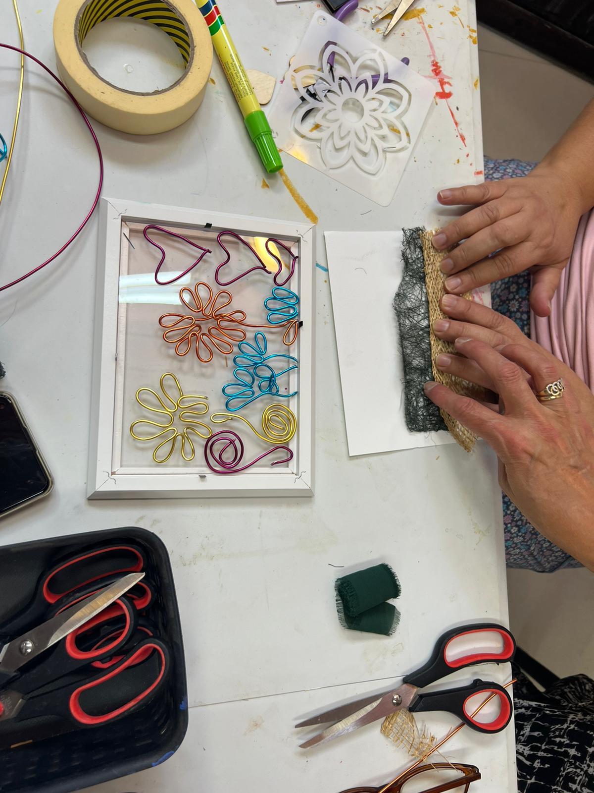 סדנת הכנת תמונות קולאז' ממוסגרות מחומרים שונים