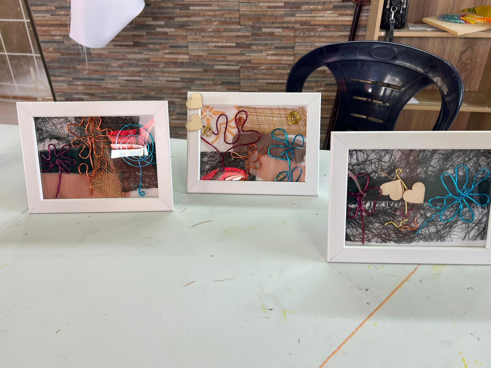 סדנת הכנת תמונות קולאז' ממוסגרות מחומרים שונים