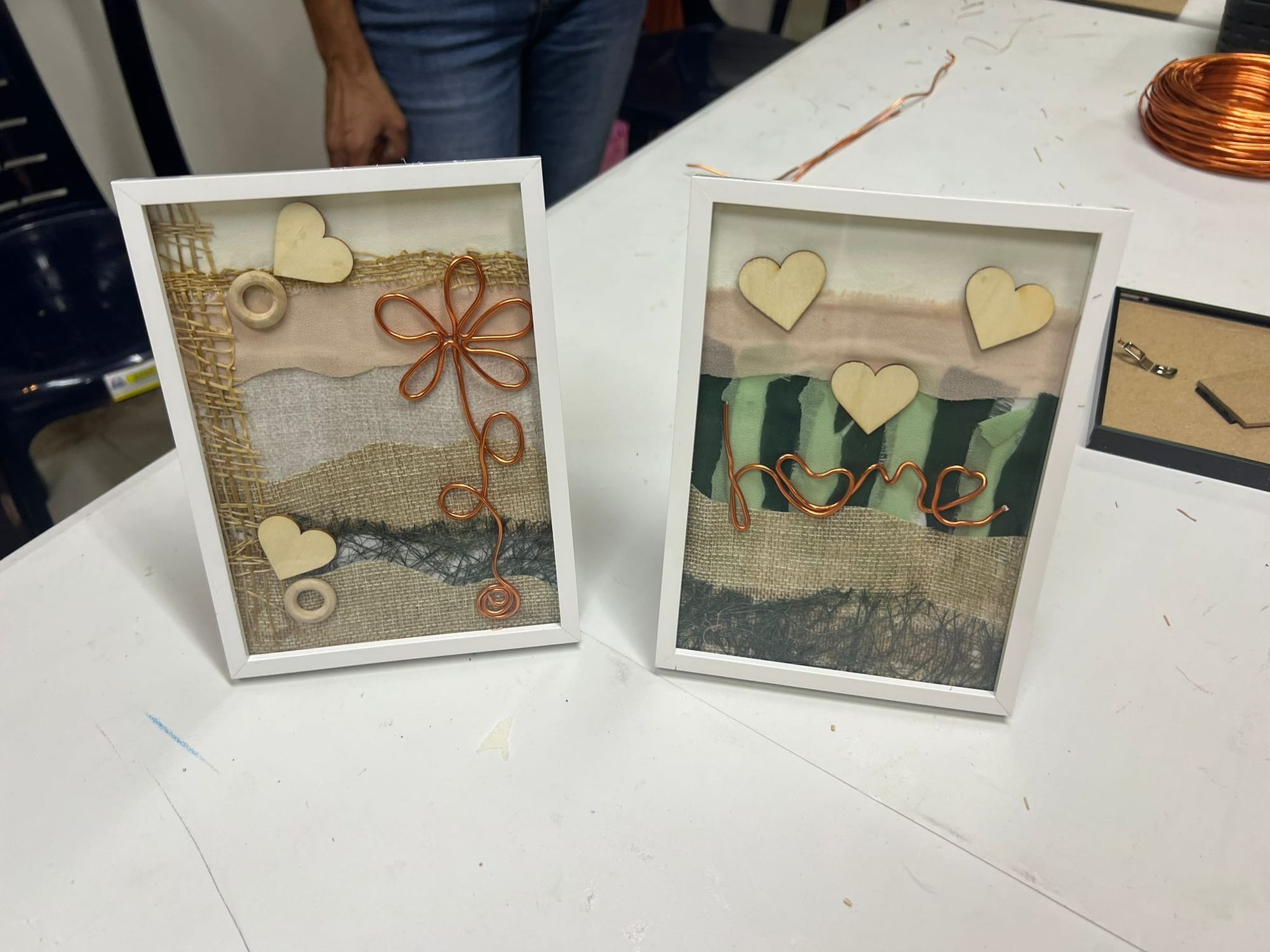 סדנת הכנת תמונות קולאז' ממוסגרות מחומרים שונים