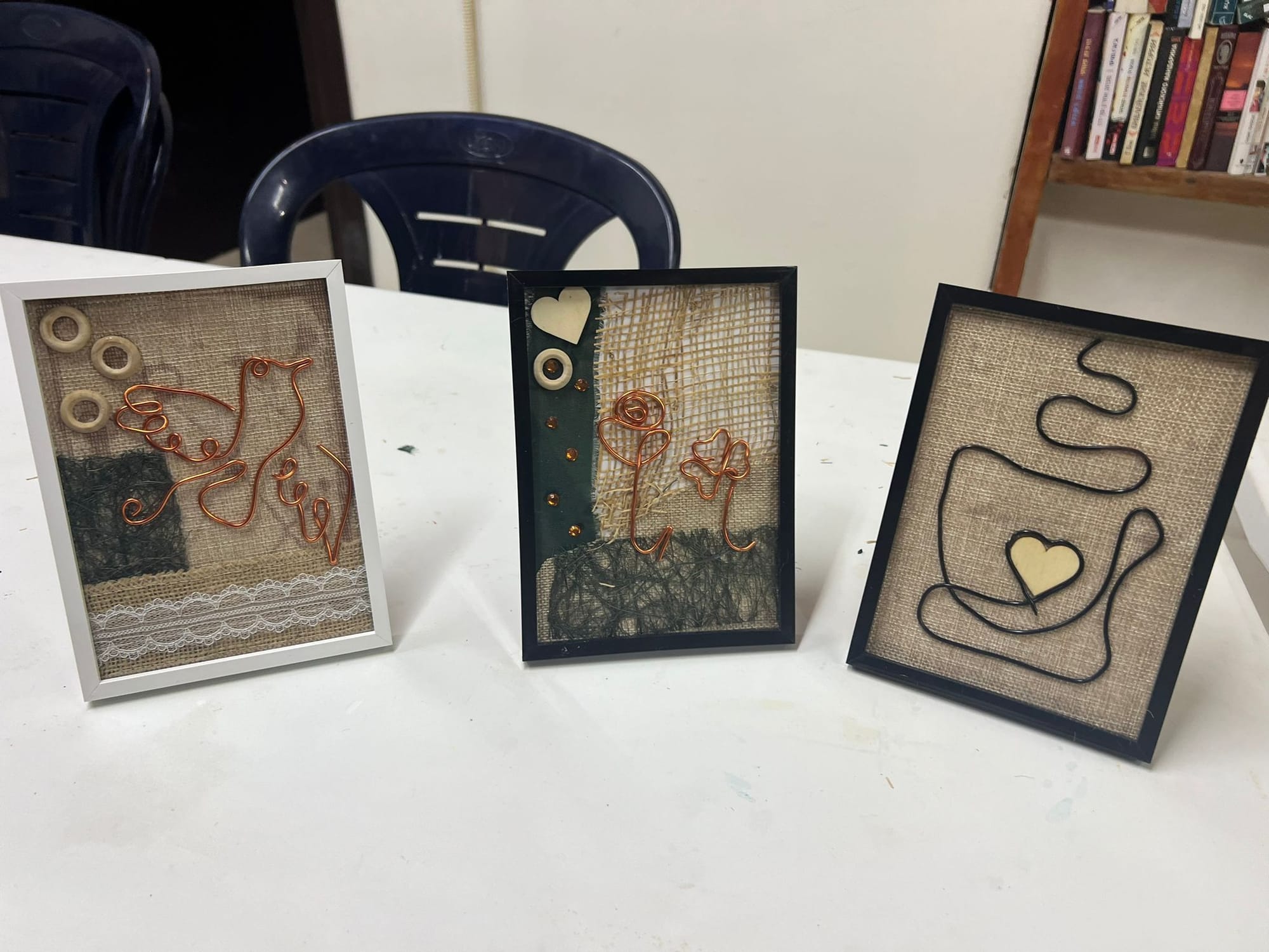 סדנת הכנת תמונות קולאז' ממוסגרות מחומרים שונים