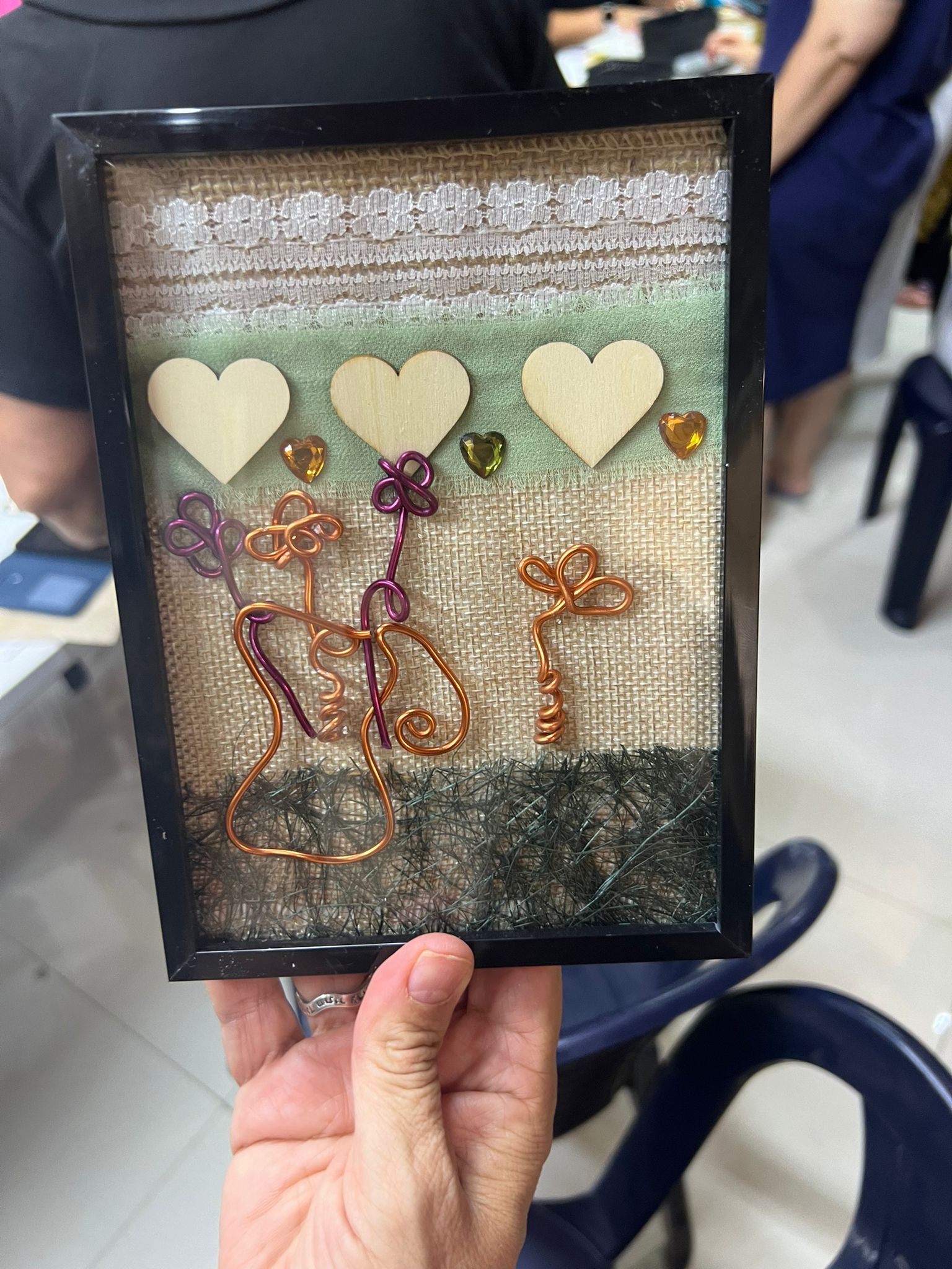 סדנת הכנת תמונות קולאז' ממוסגרות מחומרים שונים