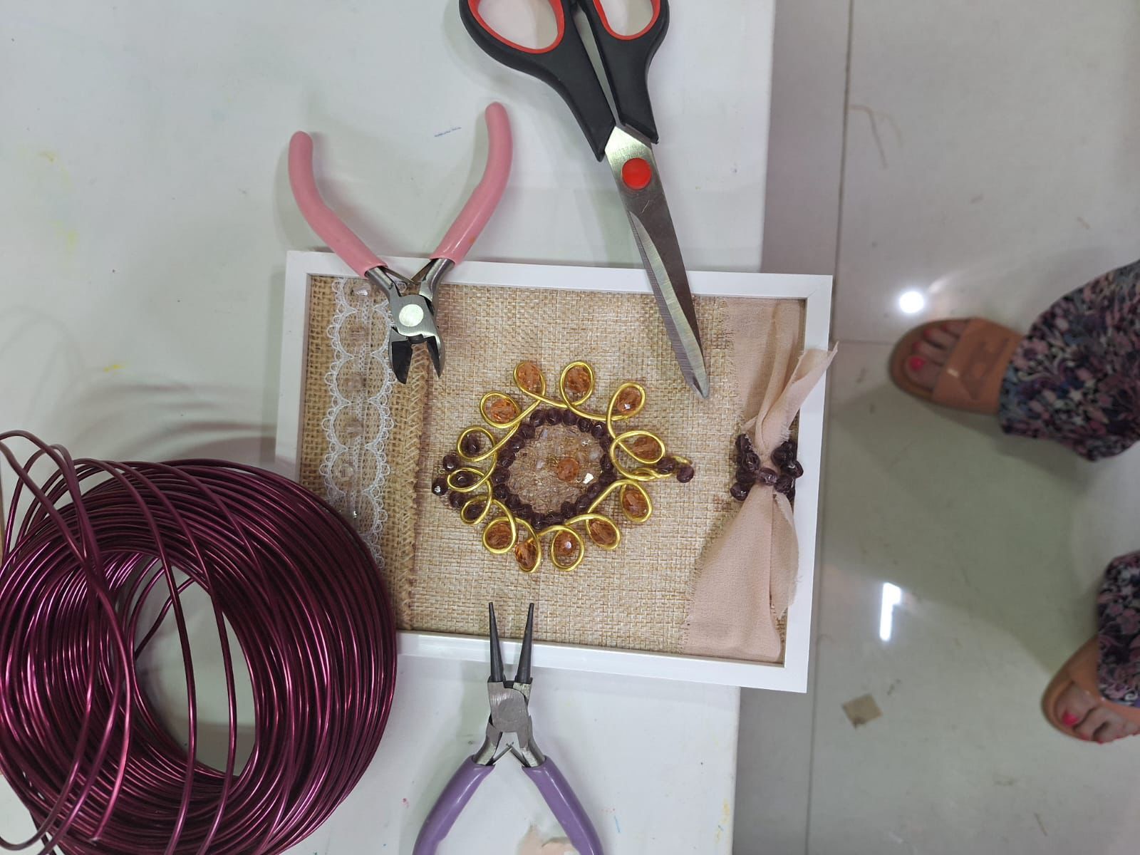 סדנת הכנת תמונות קולאז' ממוסגרות מחומרים שונים