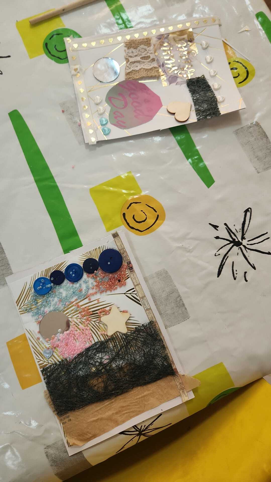 סדנת הכנת תמונות קולאז' ממוסגרות מחומרים שונים