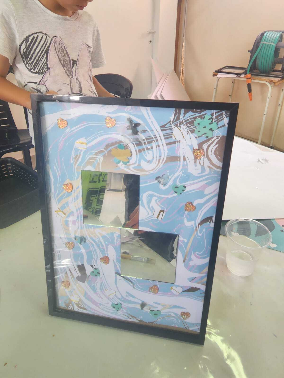 סדנת הכנת תמונות קולאז' ממוסגרות מחומרים שונים