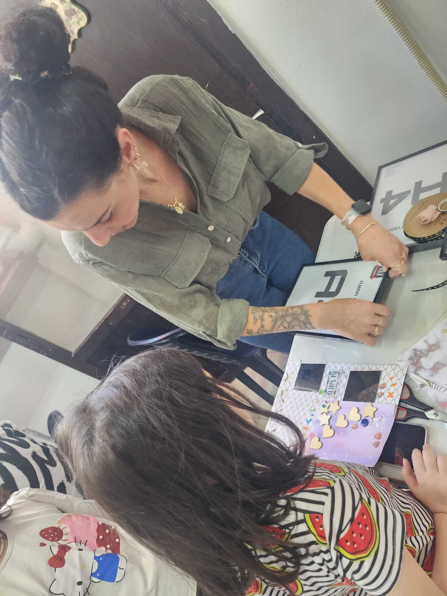 סדנת הכנת תמונות קולאז' ממוסגרות מחומרים שונים