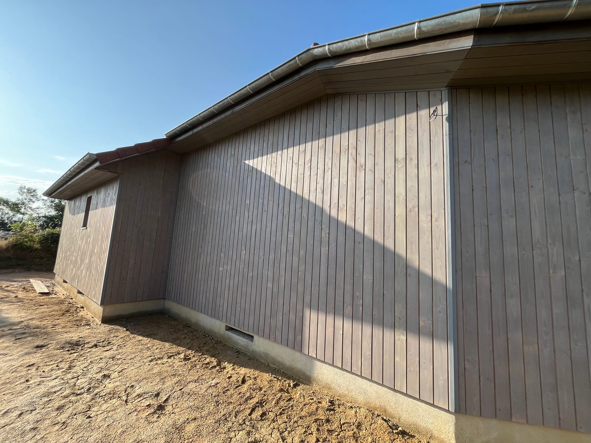 Bardage mélèze huilé gris en pose verticale