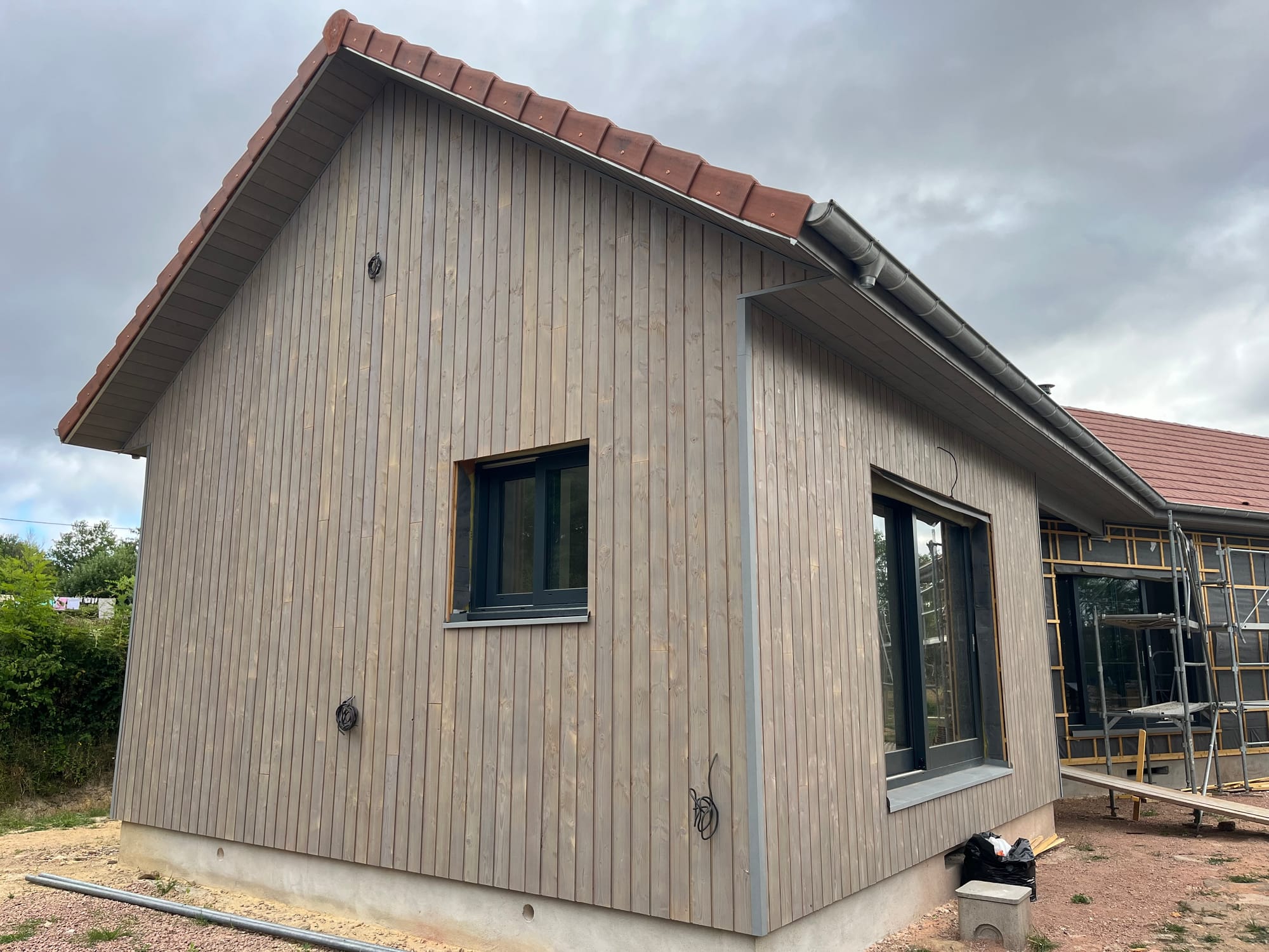 Bardage mélèze huilé gris en pose verticale