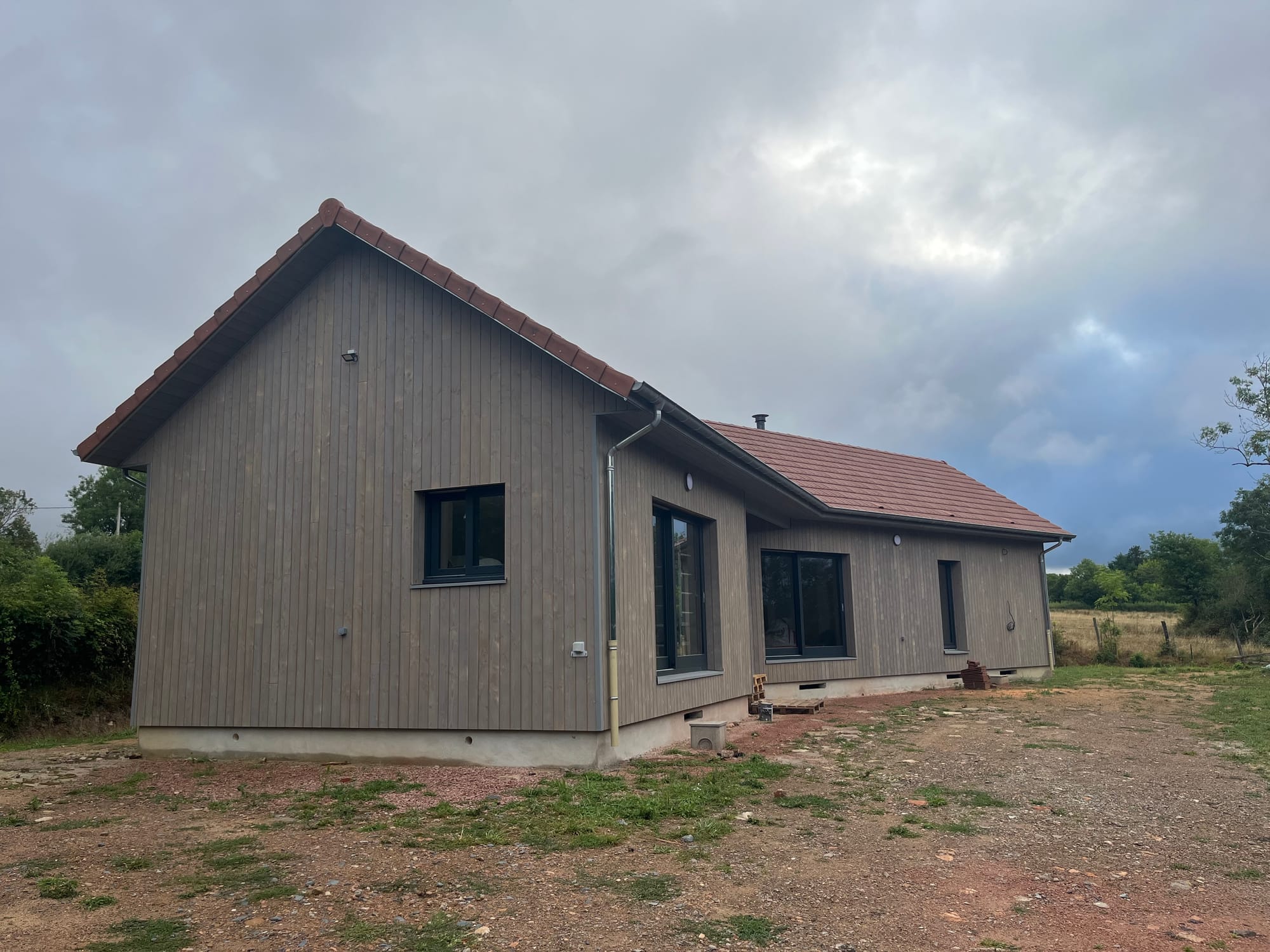 Bardage mélèze huilé gris en pose verticale