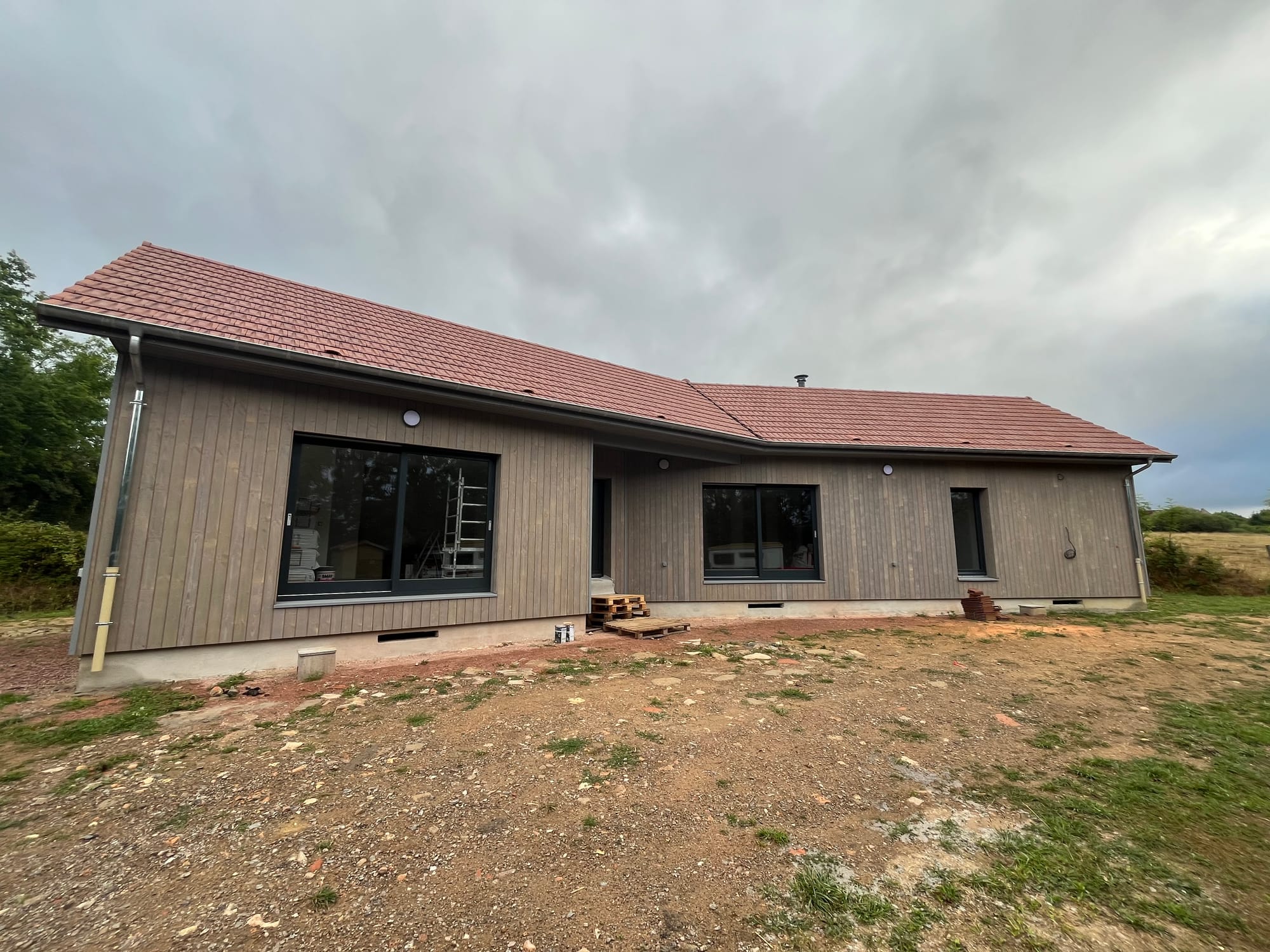 Bardage mélèze huilé gris en pose verticale