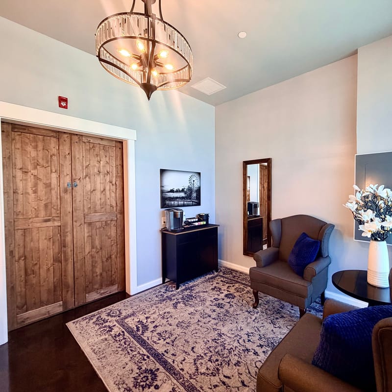 Groom’s Lounge