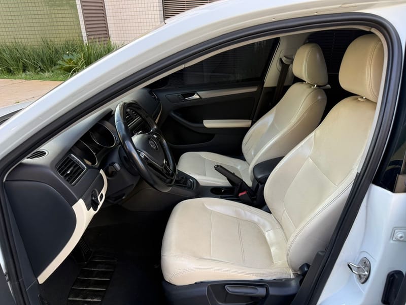 VOLKSWAGEN JETTA 1.4 TSi  COMFORTLINE 2017 TOP