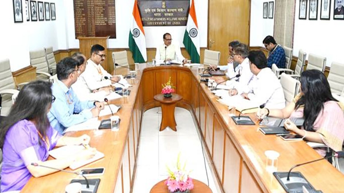 Shivraj Singh reviews progress of Pradhan Mantri Gram Sadak Yojana